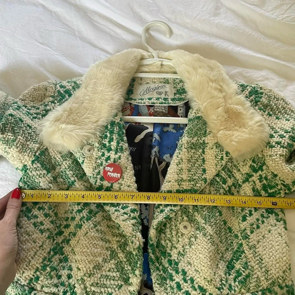 🌿 VINTAGE // MCGINN • green and cream plaid coat with fur collar and silk lining - Picture 8 of 11